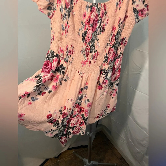 Forever 21 pink floral‎ romper/jump suit size small - Picture 2 of 7